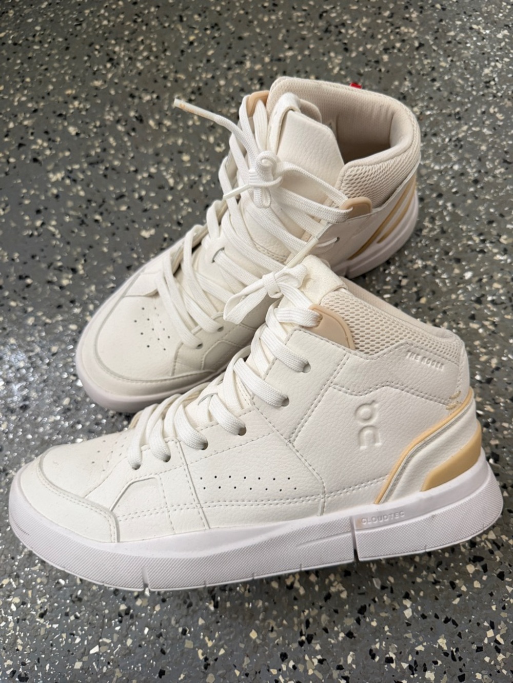 ON cloud the Roger high top shoes sneakers white tan size 7